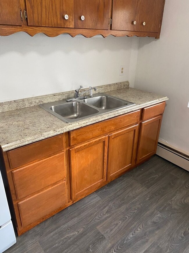 Building Photo - Spacious Two Bedroom Apartment