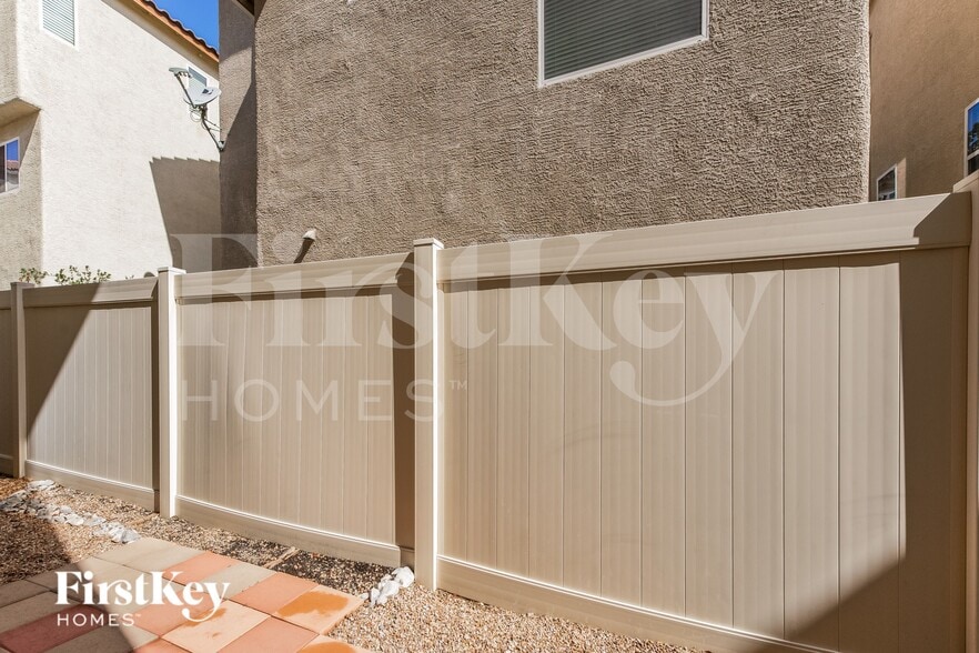 Building Photo - 8936 Amy Olivia Ave