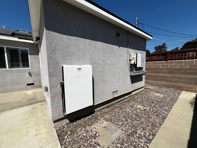 Building Photo - 3 Bed 2 Bath Home For Rent in an Excellent...