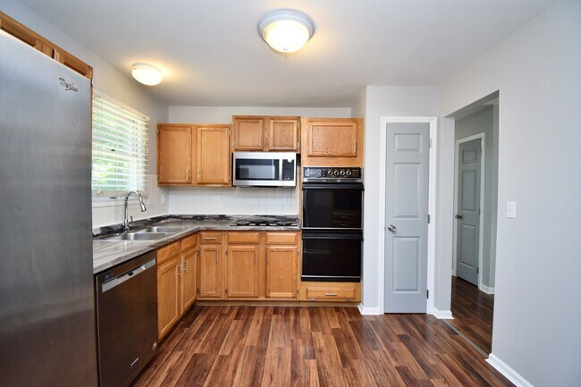 Building Photo - 647 Regent Rd