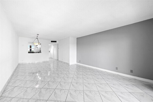 Building Photo - 1069 Hillsboro Mile