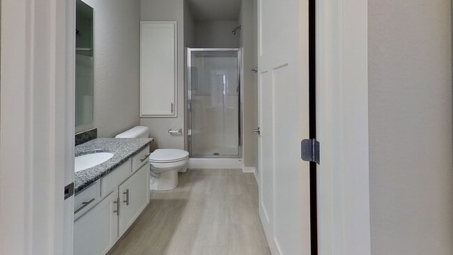 Building Photo - Condo Style Lower 2 Bedroom 2 Bathroom plus Den Apartment
