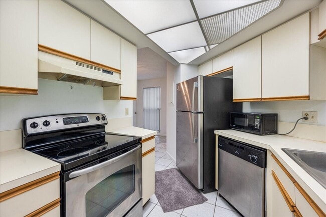 Building Photo - 12692 Shoreline Dr