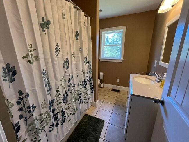 Building Photo - Large country home on private acreage