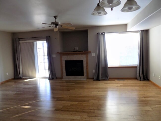 Building Photo - Large 3bedroom/2.5 bath Iowa City Townhouse