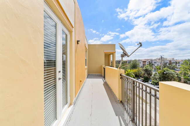Building Photo - LARGE 3-bed, 3-bath townhome with 2-car ga...