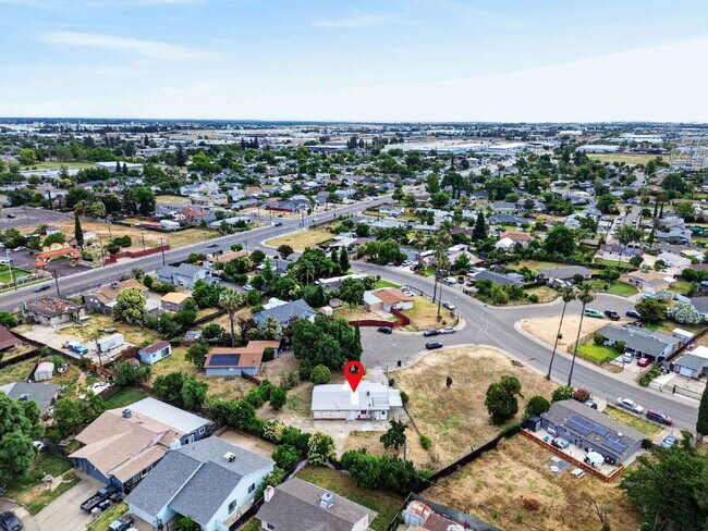 Building Photo - Charming 3-Bed Gem in Sacramento
