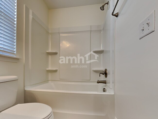 Building Photo - 525 Lateleaf Dr