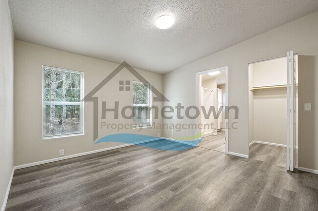 Building Photo - 3 Bedroom 2 Bathroom Home with Off-Street Parking Available in Sagle, Idaho!