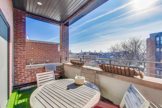 Building Photo - 1534 W Fullerton Ave