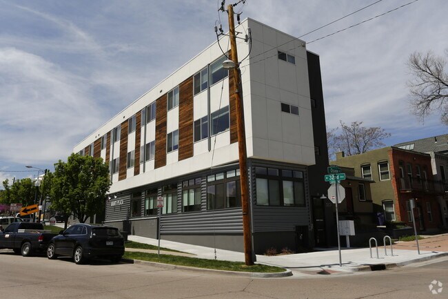 Building Photo - Avanti Plaza