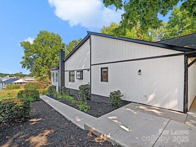 Building Photo - 4954 Moonlite Bay Dr