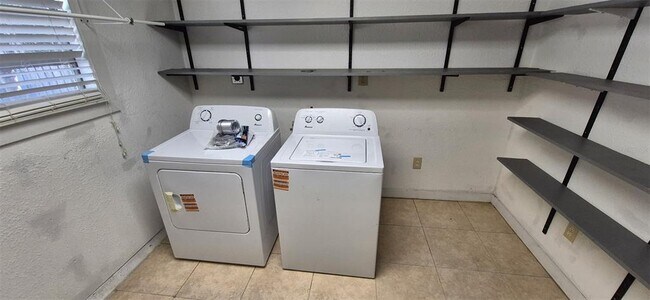 Building Photo - 205 W Hilda St