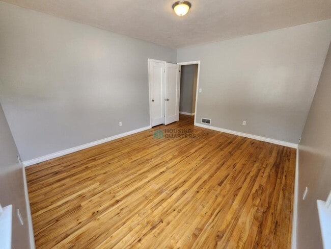 Building Photo - 605 E High Dr