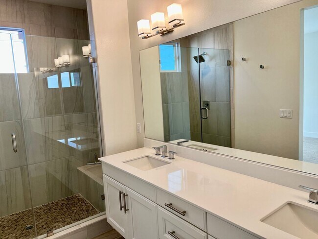 Building Photo - Exclusive Executive Condo in the Heart of ...