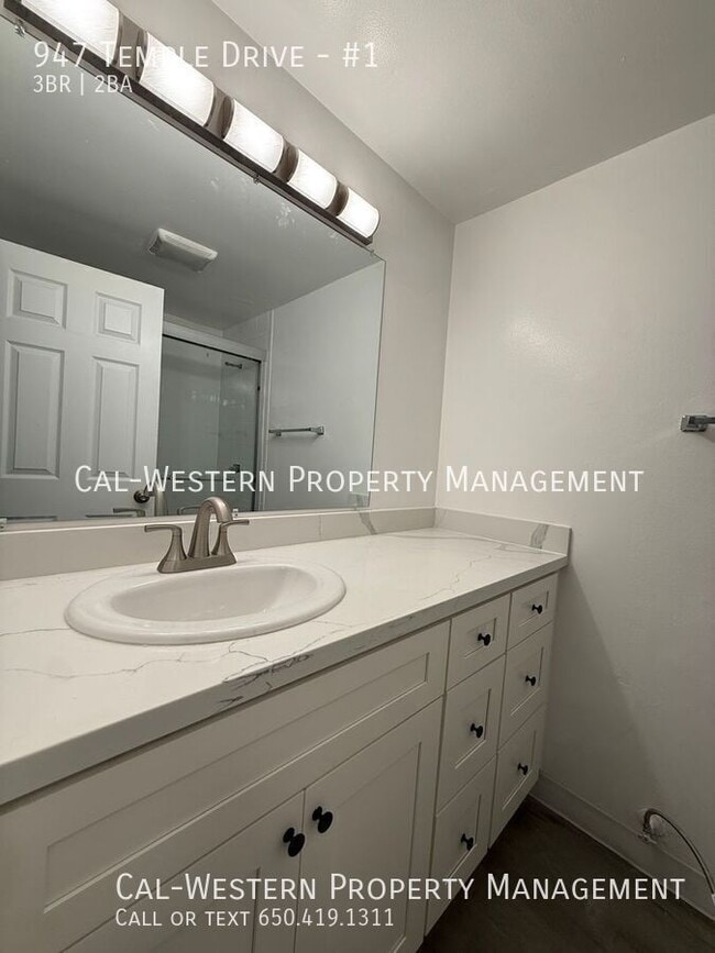 Building Photo - 947 Temple Dr