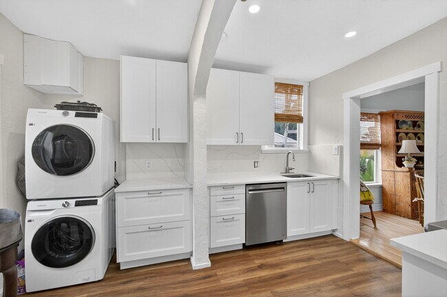 Building Photo - 825 34th St