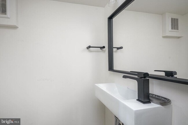 Building Photo - 1508 N Mascher St