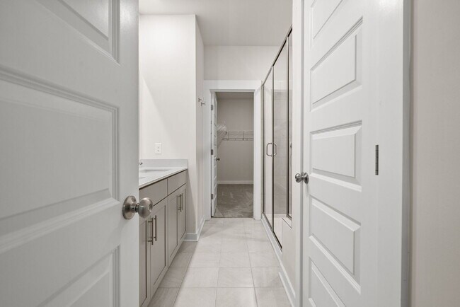Building Photo - Spacious, Modern Ranch in Rossview!
