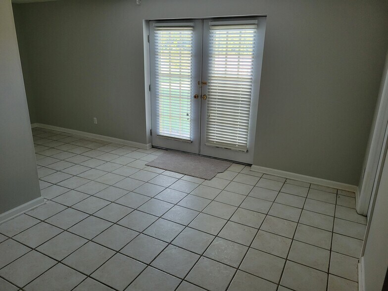 Building Photo - 109 Golf Club Ln