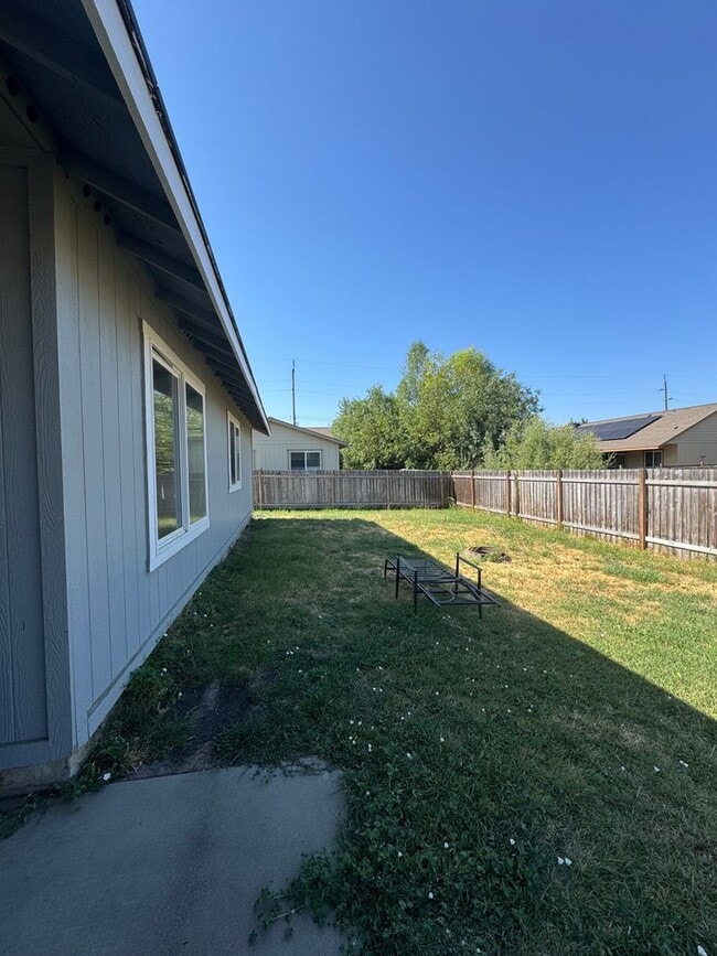 Building Photo - 3-Bedroom Home for Lease with Fenced Backyard