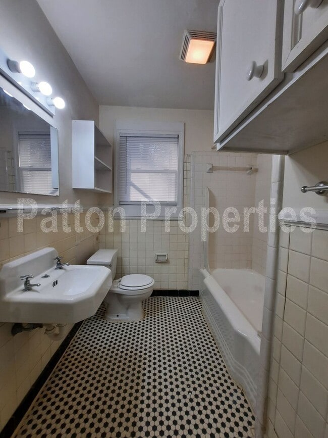 Building Photo - 711 S Holly St