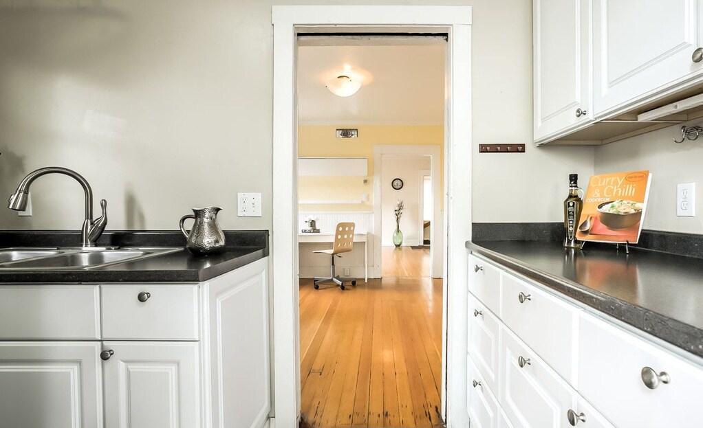 Kitchen - 353 Southwest B Avenue