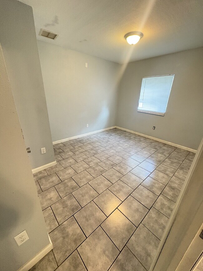 Building Photo - Open floor plan, four-bedroom two-bathroom with washer and dryer
