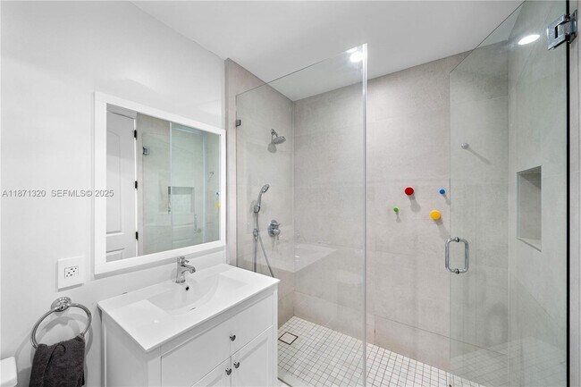 Building Photo - 5728 Pine Tree Dr