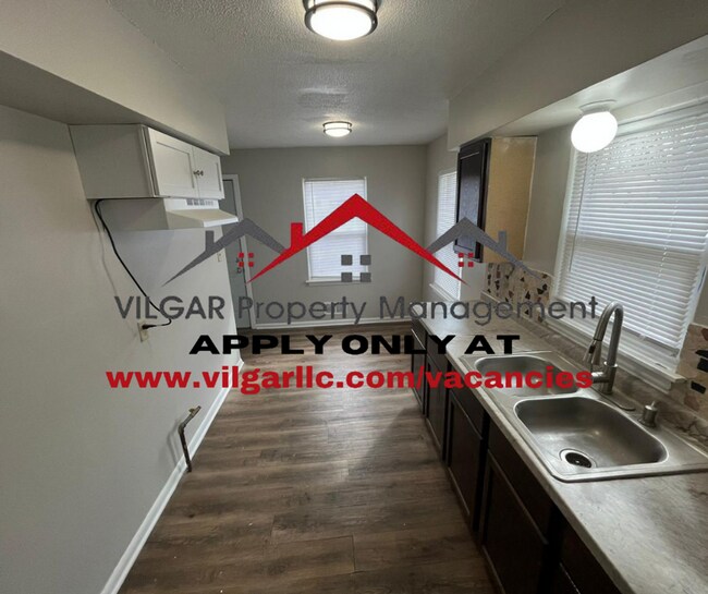 Building Photo - Gorgeous 3 spacious bedrooms, 1 attractive...