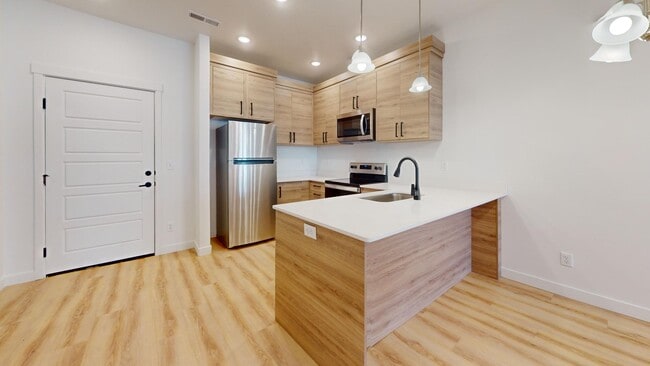 Building Photo - 1124 W 250 S