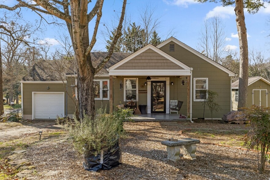 Building Photo - 844 Linden Hall Rd