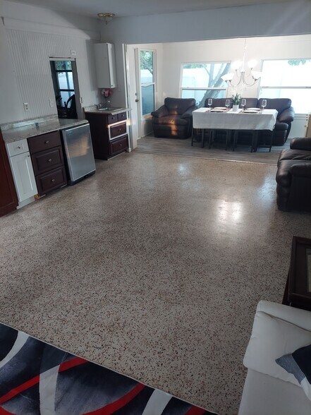 Building Photo - 2695 S East Ave