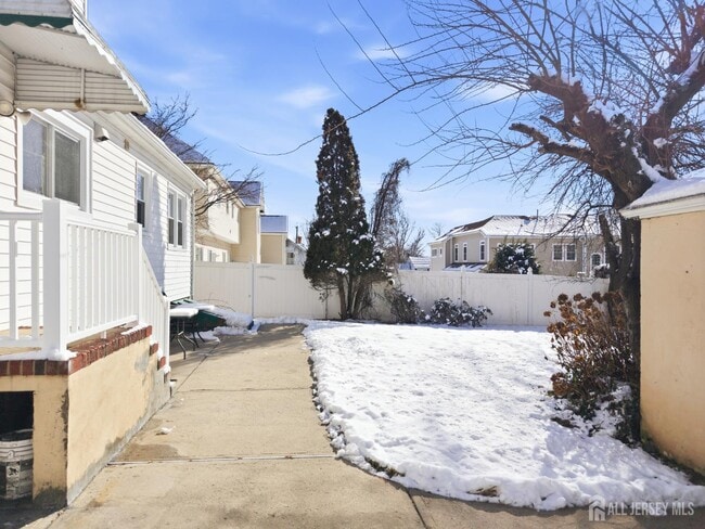 Building Photo - 219 Plainfield Rd