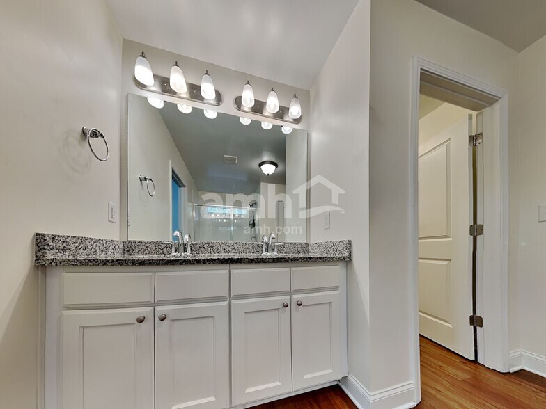 Building Photo - 206 Southfork Ln