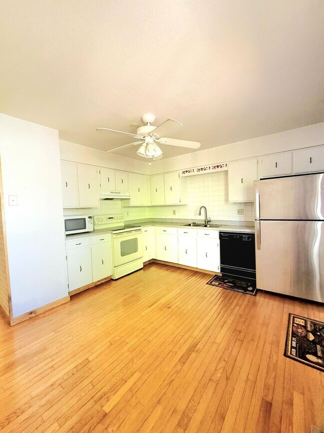 Building Photo - 4 bedroom home with fenced back yard!