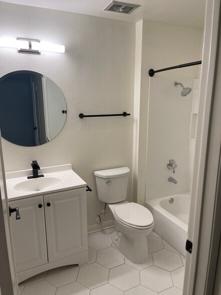 Secondary bathroom - 5525 Canoga Ave