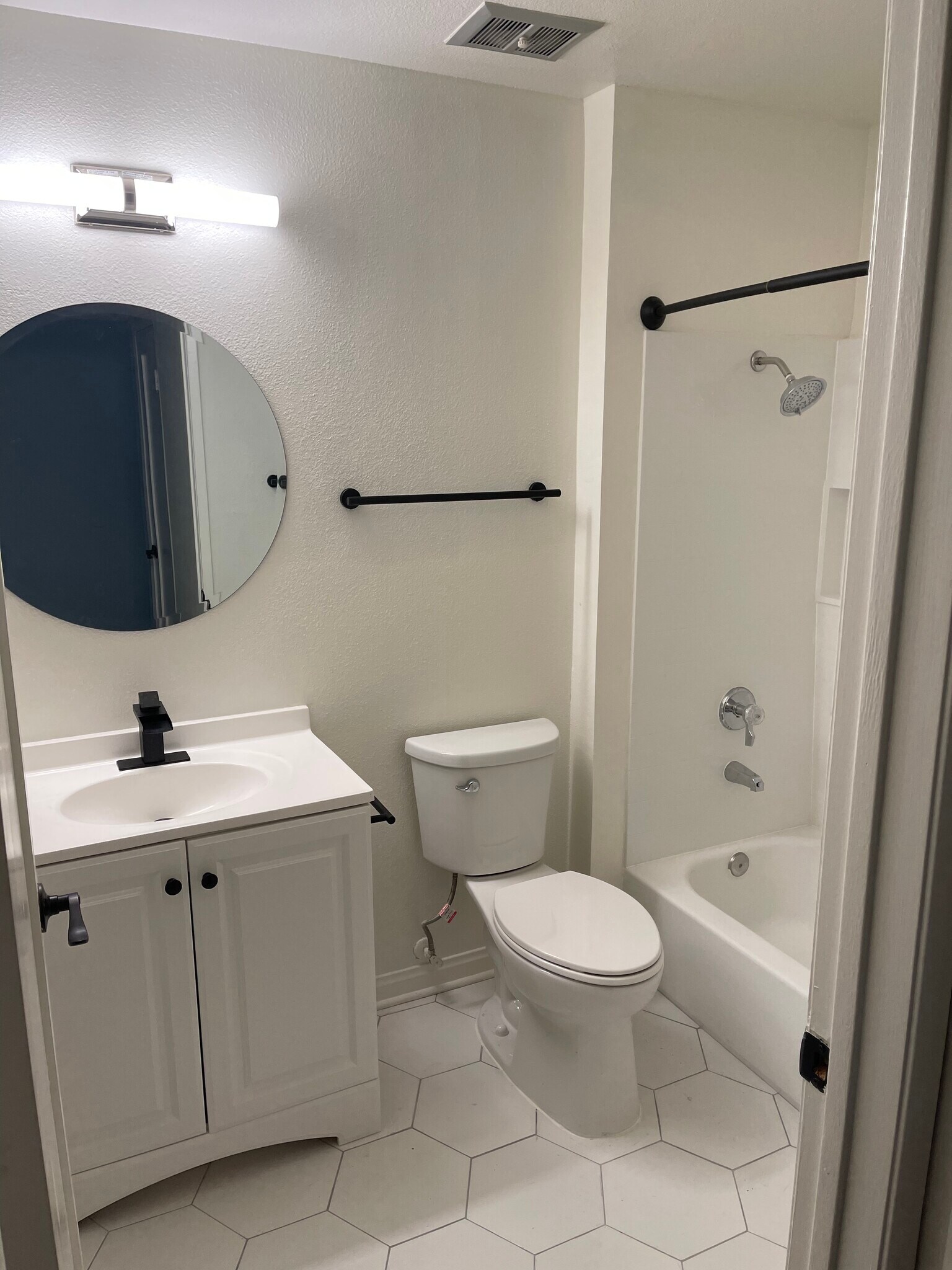 Secondary bathroom - 5525 Canoga Ave