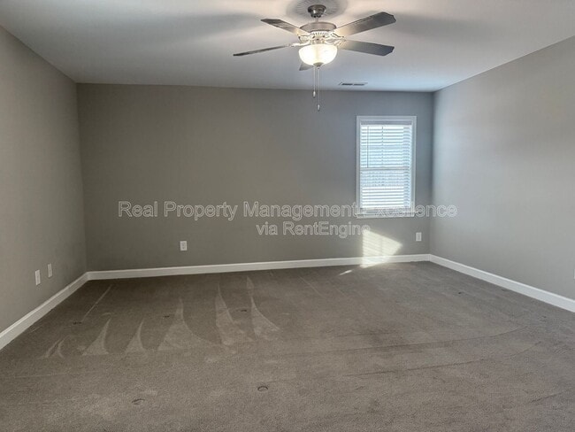 Building Photo - 432 Fallingbrook Dr