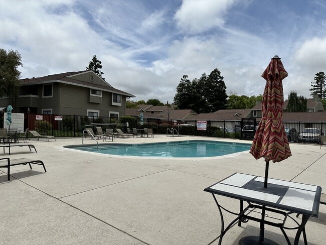 Building Photo - Spacious 3 Bed, 2.5 Bath West Dublin Townh...
