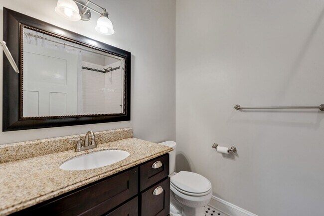 Building Photo - Beautiful 3Bed/2Bath home with Unique Features and Fenced Backyard!