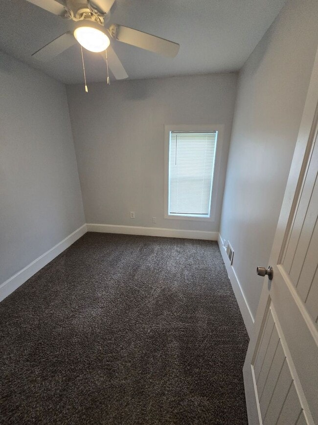 Building Photo - 3 BEDROOM SINGLE FAMILY