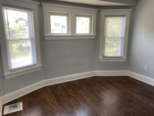 Building Photo - 1 W Franklin St