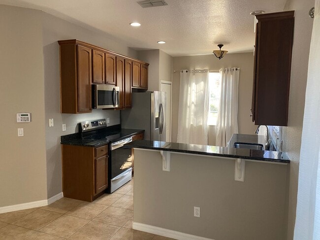 Building Photo - Lovely Carriage Home in Deland