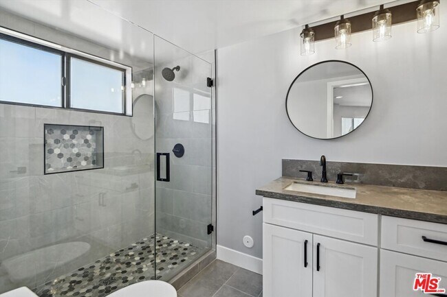 Building Photo - 819 E La Palma Dr