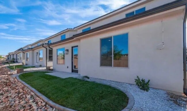 Building Photo - Dog-Friendly 4 Bedroom 2.5 Bath in Desert ...