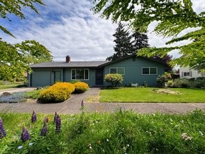 Building Photo - 3 Bedroom, 1 Bathroom Duplex Near Coburg Road