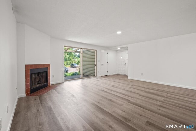 Building Photo - 20 Little Oak Ln