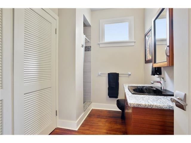 Full guest Bath W/ washer and dryer - 1641 Alvar St