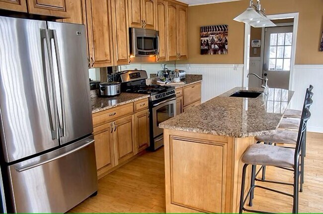Building Photo - Epic Retreat! Fully Furnished Fall/Winter ...